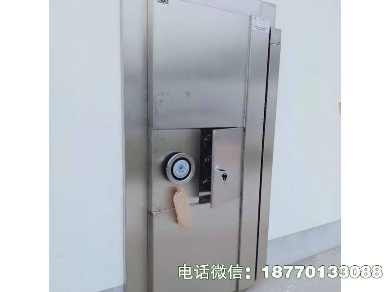 北京警察用枪库房门